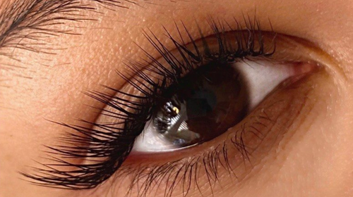 Mastering the L Curl: Creating the Perfect Eyeliner Effect