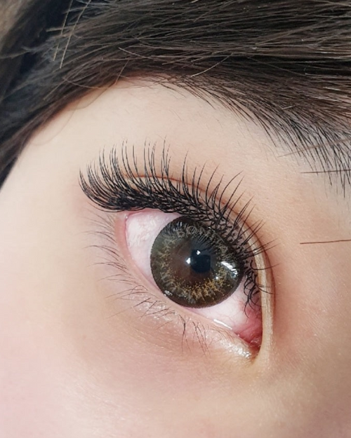 A model's eye with Flat lash extensions applied.